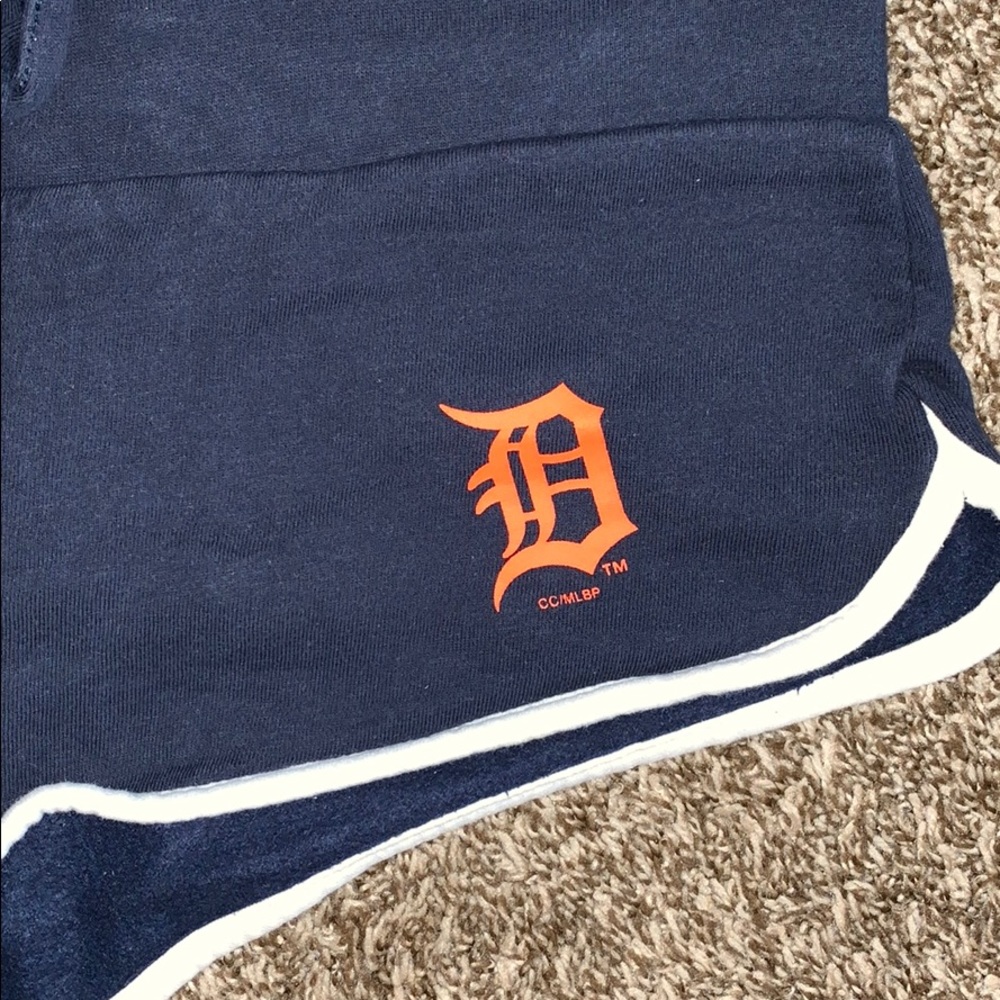 Shorts - Picture 3 of 4